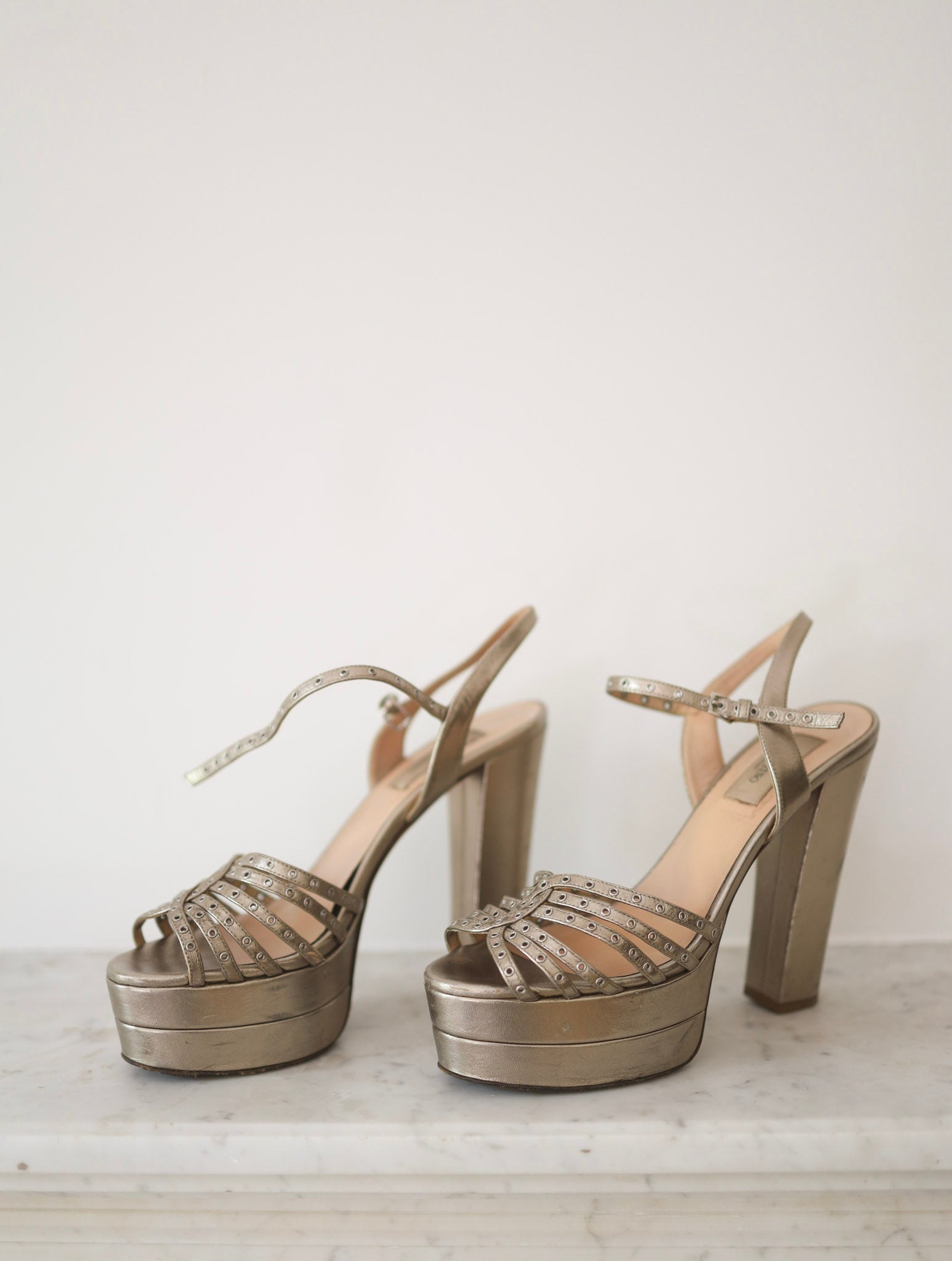 Sandalias plataforma doradas Valentino Garavani – Talla 38