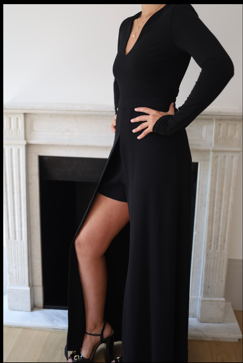 Vestido negro largo con abertura frontal y short interior – ALICE + OLIVIA (Talla S)