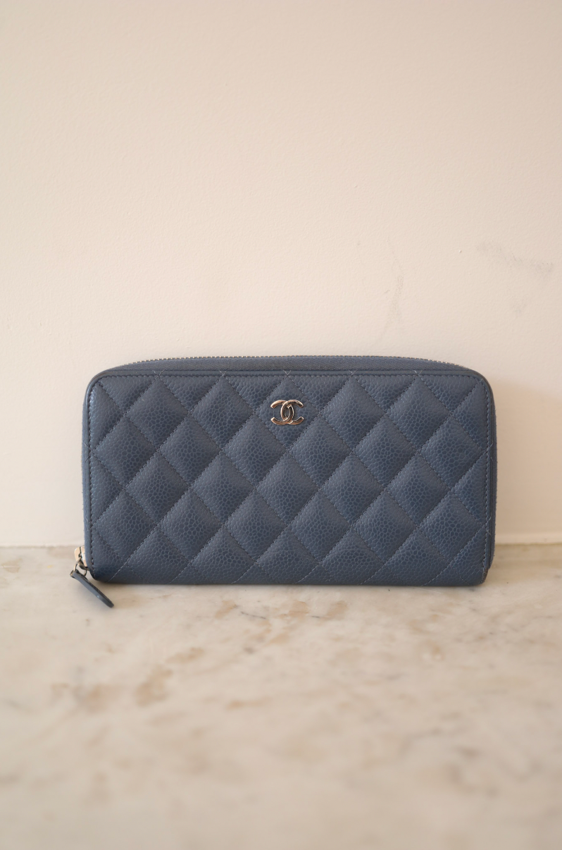 Cartera Chanel Classic de piel caviar azul