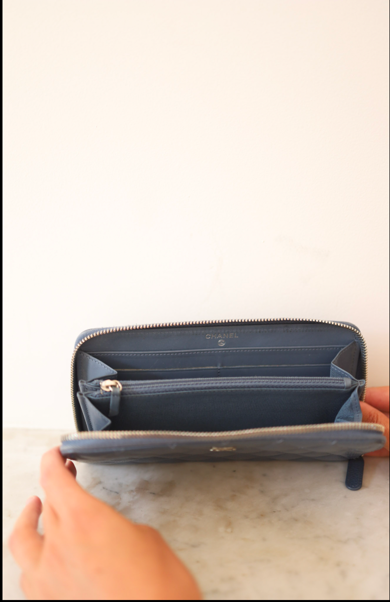 Cartera Chanel Classic de piel caviar azul