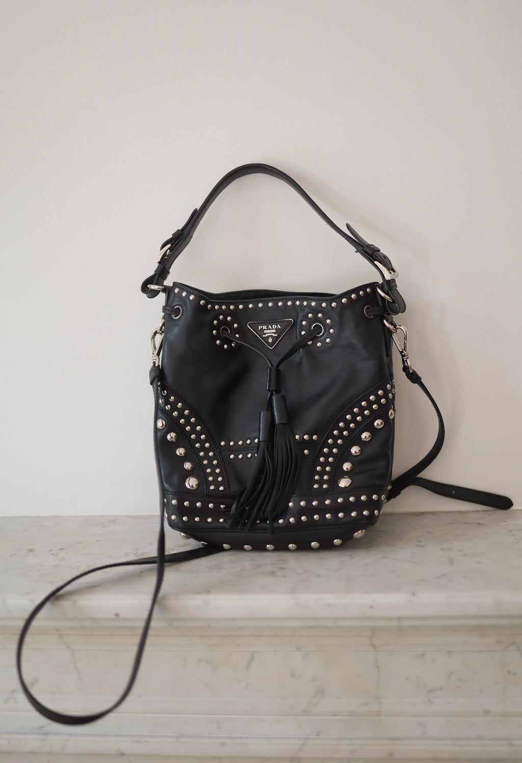 Bolso tipo bucket de piel con tachuelas – PRADA Milano