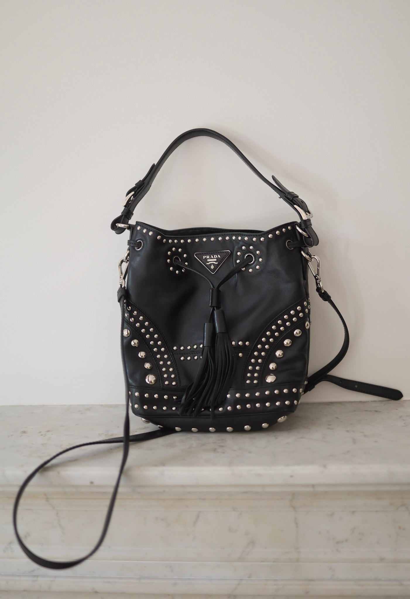 Bolso tipo bucket de piel con tachuelas – PRADA Milano