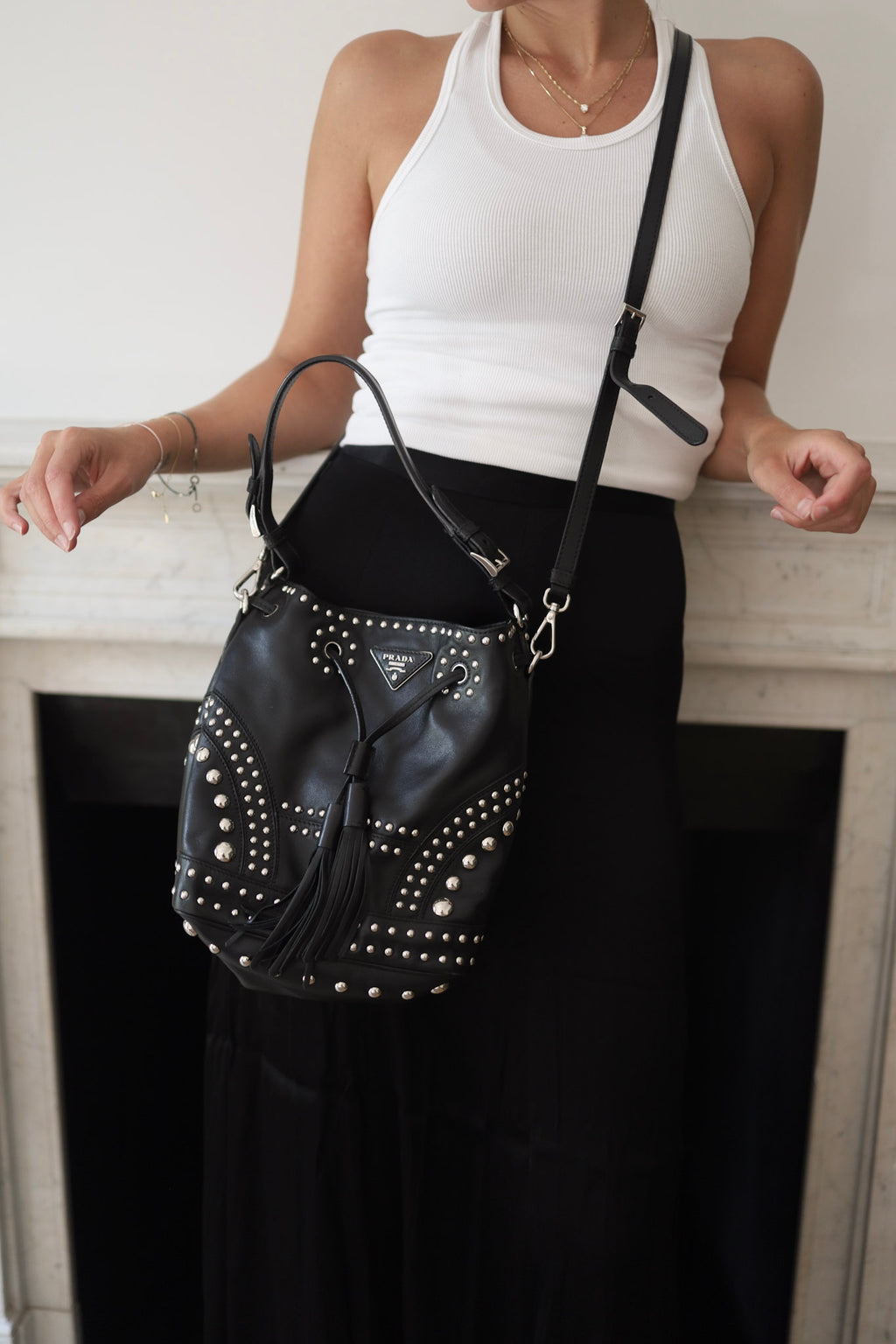 Bolso tipo bucket de piel con tachuelas – PRADA Milano