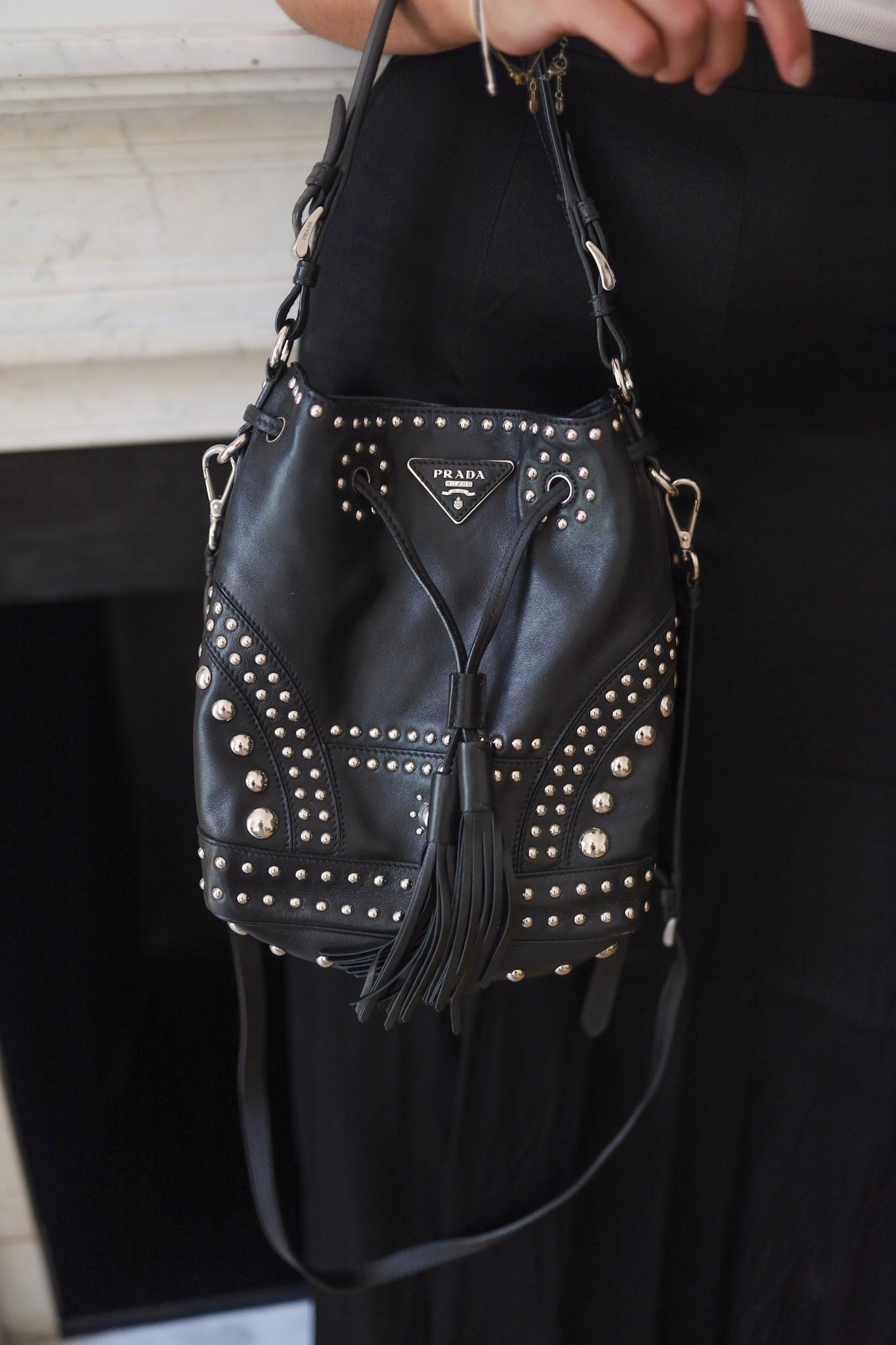 Bolso tipo bucket de piel con tachuelas – PRADA Milano